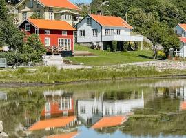 New Timber Holiday Home With Bay Views, khách sạn gia đình ở Kungshamn