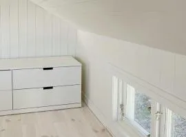 New Timber Holiday Home With Bay Views