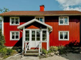 1800S Holiday Home Near Åsnen And National Park, hotel in Urshult