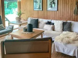 Wooden Home By Beach Ideal For Swimming