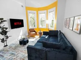 Modern 4BR Unit with Free Parking Near University of Illinois Chicago and Medical District