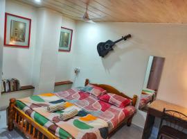 Ebony Room - Comfortable Suite, hotel la plajă din Mumbai