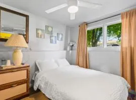 Budget Compact And Cozy On 6th Ave