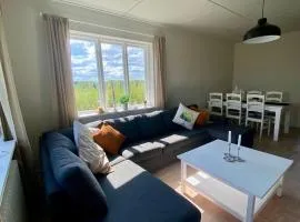Cosy Home with River Views, Sauna & Gym