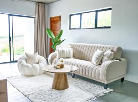 Paradise Bay- Luxury Apartment, hotel in La Mercy