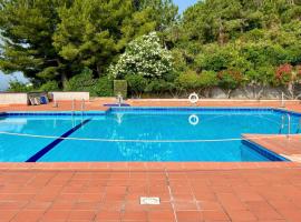 Bilocale con piscina condominiale, hotel en Varazze