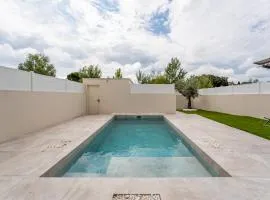 Villa climatisée avec piscine et stationnements