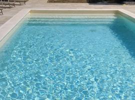 Beautiful Villa with large pool and garden 20 mn from Nice, hotel in Colomars
