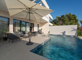 Rozeta luxury apartment with Private pool, Hotel in Stara Novalja