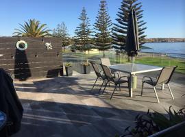 crystal blue apartment, hotel in Port Vincent