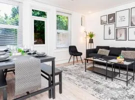 Modern 5-bed - Sleeps 10-walk To Centre & Parking!