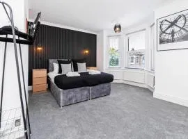 Modern 5-bed - Sleeps 10-walk To Centre & Parking!