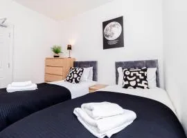 Modern 5-bed - Sleeps 10-walk To Centre & Parking!