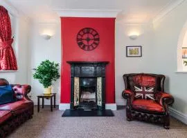 3 BR Property in Prestwich 15 mins from Manchester City Centre Garden Free parking Superfast WIFI Netflix