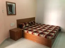 VRINDAVAN HOTEL SARASWATI DEVI ATITHI BHAWAN - Near Prem Mandir & Isckon Temple- #Free Wi-Fi #Parking #Fully Air Conditioning #Room Service #Premium Hotel In Vrindavan
