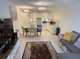 Brand new Three bedroom Luxury apartment in Harrow, hotel i Hatch End