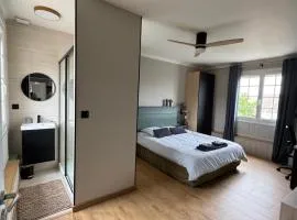 Chambre 25m2 petit déjeuner en option