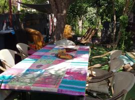 L'OASIS 1 personne nature relax calme central, chambre privée lit double en rez de chaussée sur jardin, parties communes partagées maison extérieur, chez l'habitant Chambres d'hôtes Maison Fi, hotel v destinaci La Celle-sous-Gouzon