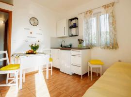 Apartment Kamenar 3: Klimno şehrinde bir otel