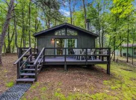 Country Comfort - Wifi, Fireplace, Golfing, Hiking, Deck, Pool Access