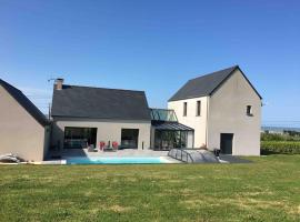 Beautiful villa with pool and stunning sea view, hotel i Quinéville