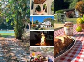 Casarão Miguel Pereira - Refúgio na Natureza com Lareira Externa, Piscina, Fondue e Amplo Jardim - 12 Min do Parque Terra dos Dinos, country house in Miguel Pereira