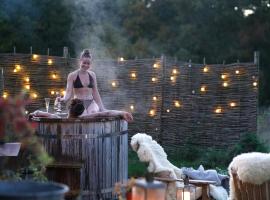 Ambrose Hut, Private, romantic, luxury Shepherd Hut with own Hot Tub, ξενοδοχείο σε Southborough