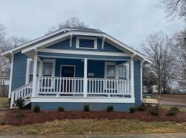 Cozy Chestnut Cottage- Downtown favorite!、トゥーペロのホテル