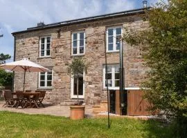 Idyllic hideaway with hot tub, gym & gamesroom