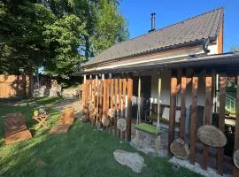 Chata Lipno s vinným sklepem a mechovým interiérem