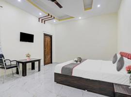 Townhouse Relax Inn, hotell sihtkohas Chinhat