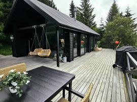 Lakefront cottage with jacuzzi, hotel v destinaci Borgarnes