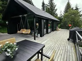 Lakefront cottage with jacuzzi