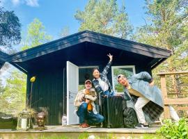 5-star homestay for 2 with breakfast, hot-tub, aircon and bikes, hotel con vasche idromassaggio a Ingar&ouml;