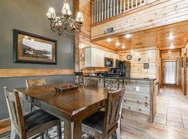 Cozy Retreat in Smoky w Hot Tub & Pool Table, hótel í Pigeon Forge