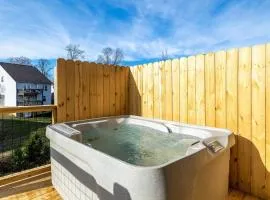 Cozy Cabin Retreat w Arcade Hot Tub near Dolly