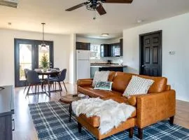 Cozy Cabin Retreat w Arcade Hot Tub near Dolly