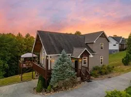 Cabin Haven Theater Game room Hot Tub Yard