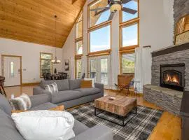 Cabin Haven Theater Game room Hot Tub Yard