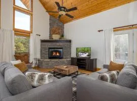Cabin Haven Theater Game room Hot Tub Yard