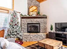 Cabin Haven Theater Game room Hot Tub Yard