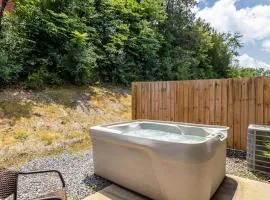 Comfortable Escape near Dolly w Hot Tub