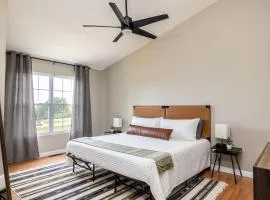 Inviting Retreat W PrivateHot Tub & Arcade