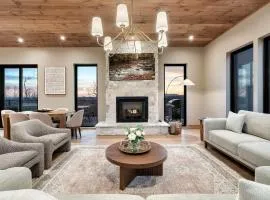 A Haven of Comfort Elegance Views and Hot tub