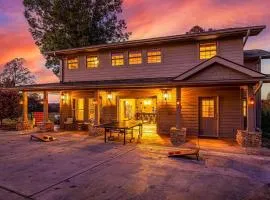 Spacious Family Home with Hot Tub Game & Play room