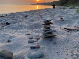 Anno 1782 Unique Romantic Glamping at the Manors Historic Barn, luksusleirint&auml;paikka kohteessa Arnager