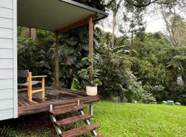 Cute and cosy 1 bedroom cabin, hotel v destinaci Mooloolah