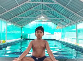 Johnson's Homestay With Pool & Eco houseboat near town beach for families, penzion v destinaci Alleppey