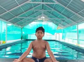 Johnson's Homestay With Pool & Ecohouseboat near town beach