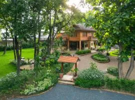 Luxury Wooden Villa in a Secret Garden Downtown